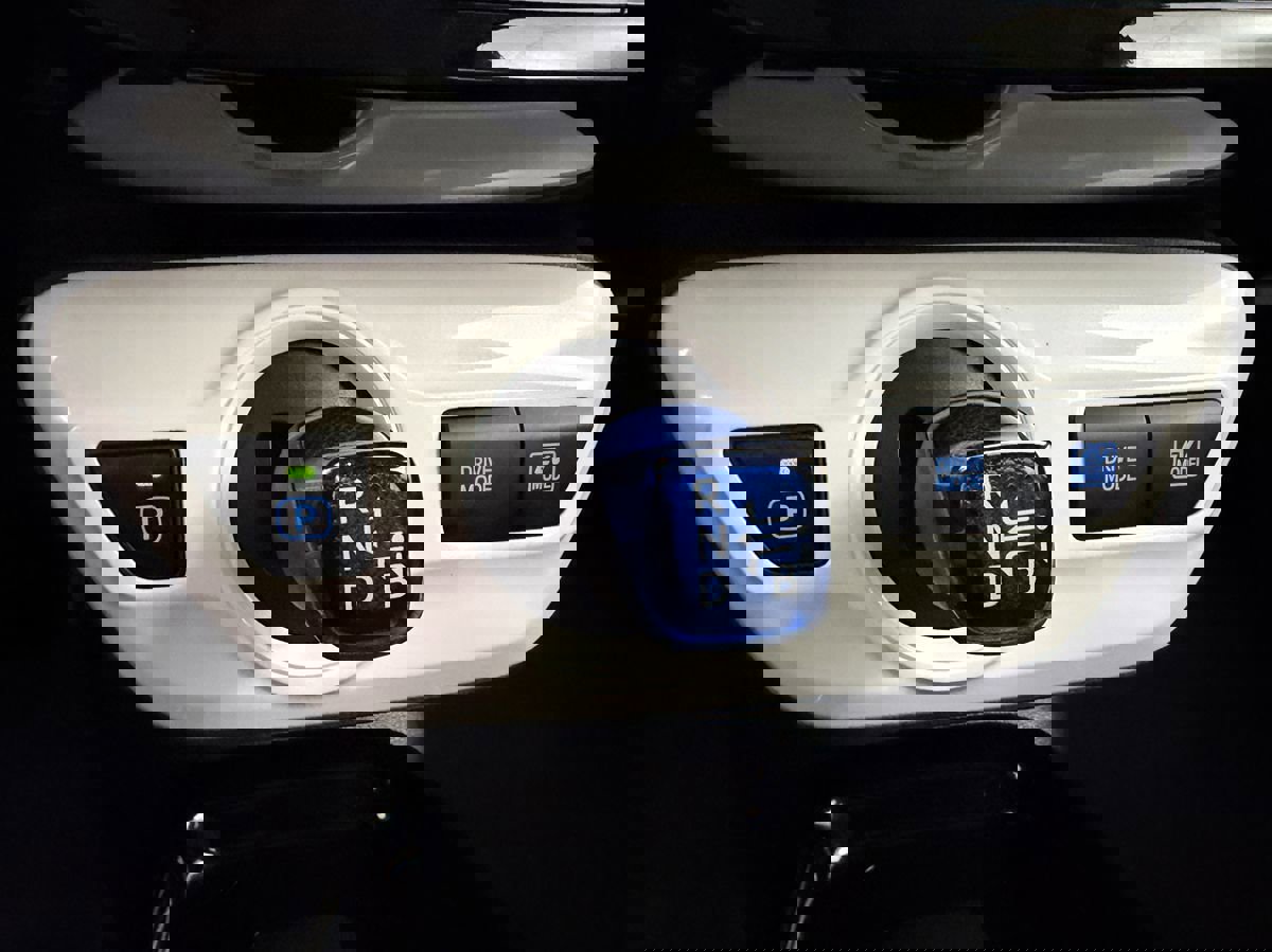 Used 2018 Toyota Prius Three Touring w/ Appearance Package FWD image 21