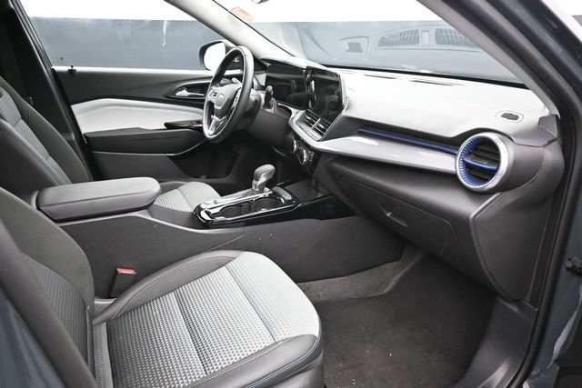 Used 2025 Chevrolet Trax LT w/ LT Convenience Package FWD image 18