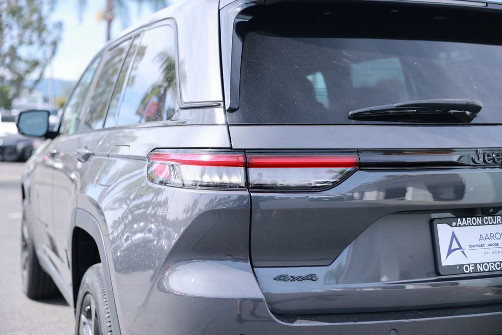 Used 2023 Jeep Grand Cherokee Altitude AWD/4WD image 13