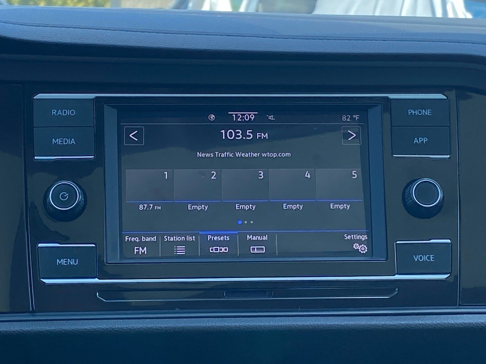 Certified 2024 Volkswagen Jetta SE w/ Panoramic Sunroof Package FWD image 8