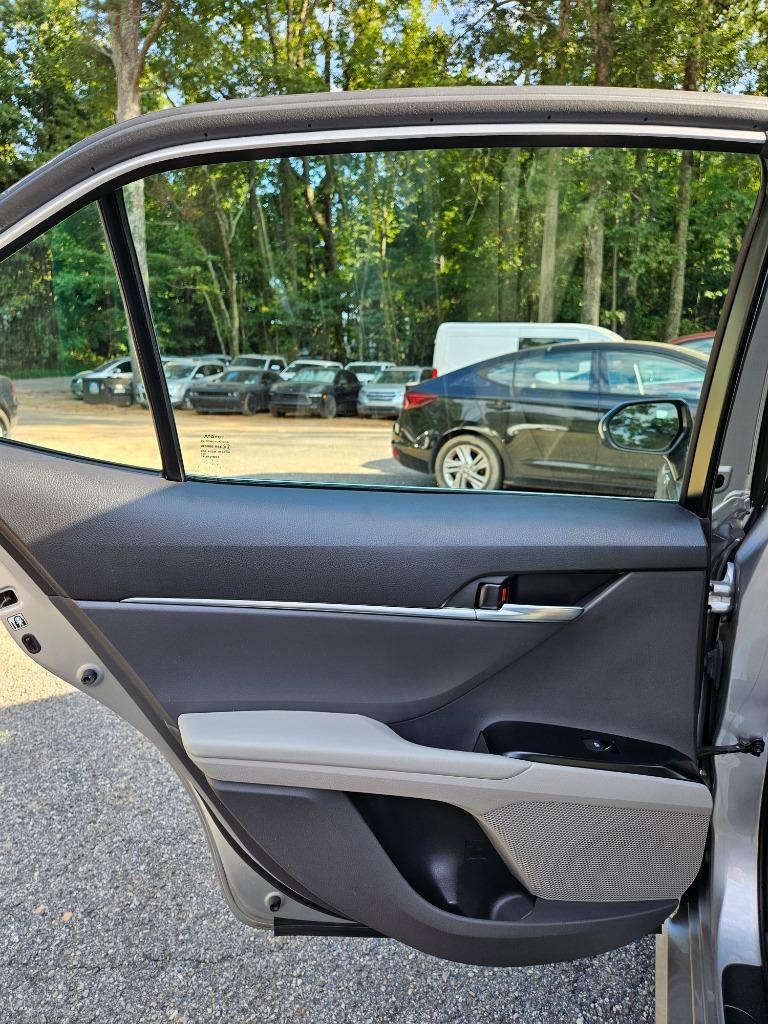 Used 2018 Toyota Camry LE image 22