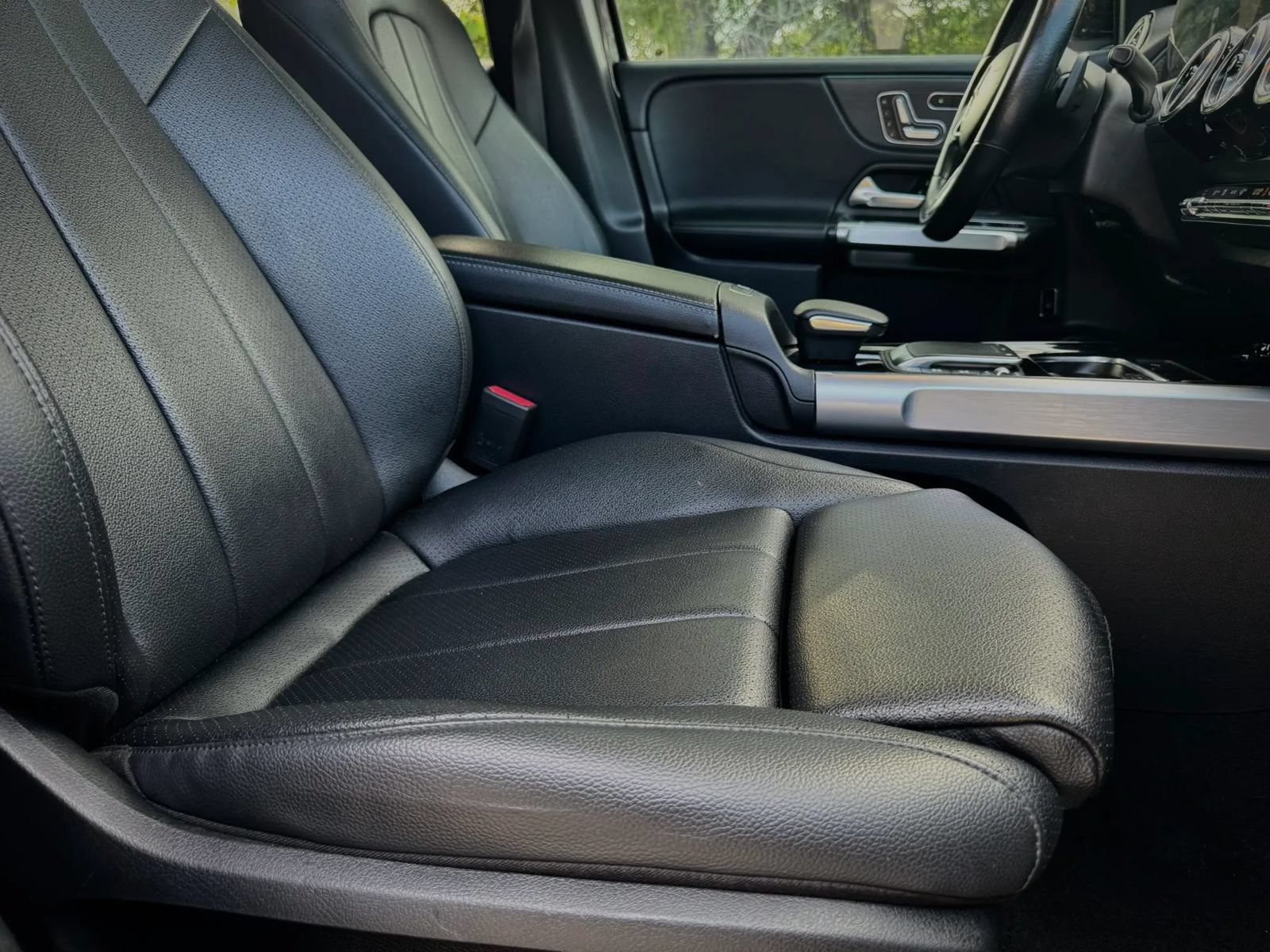 Used 2022 Mercedes-Benz GLB 250 w/ Premium Package image 29
