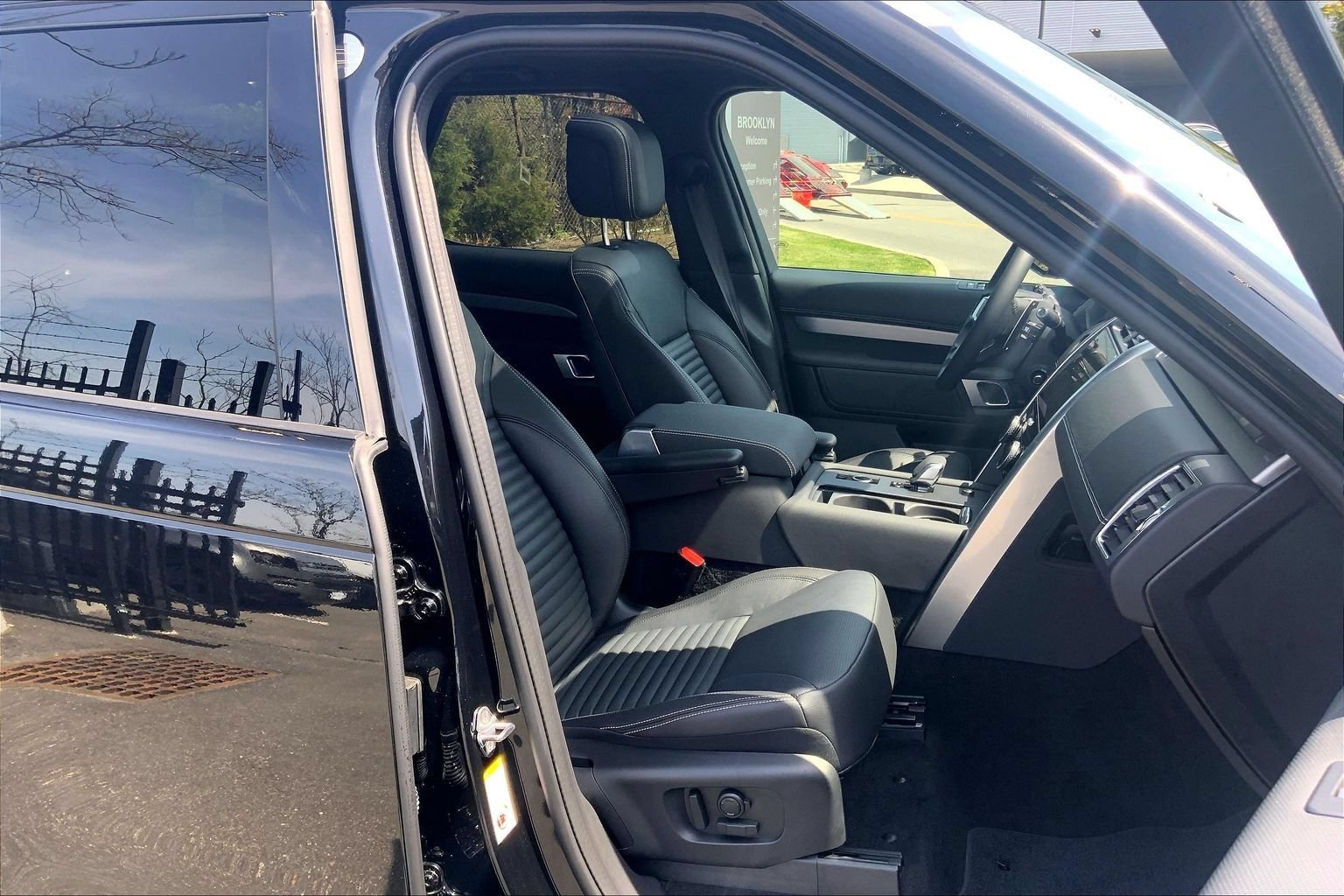 Certified 2025 Land Rover Discovery Dynamic SE AWD/4WD image 8