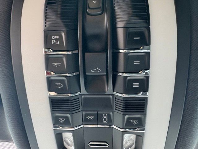 Used 2024 Porsche Macan Turbo AWD/4WD image 40