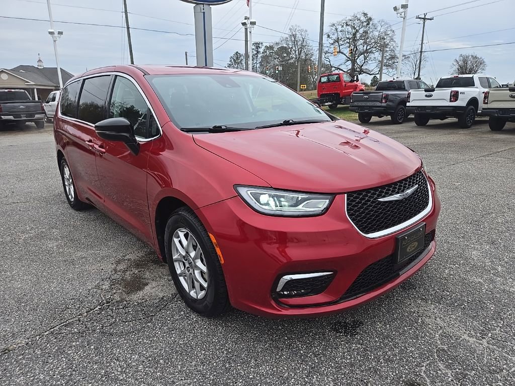 Used 2024 Chrysler Pacifica Touring-L image 3