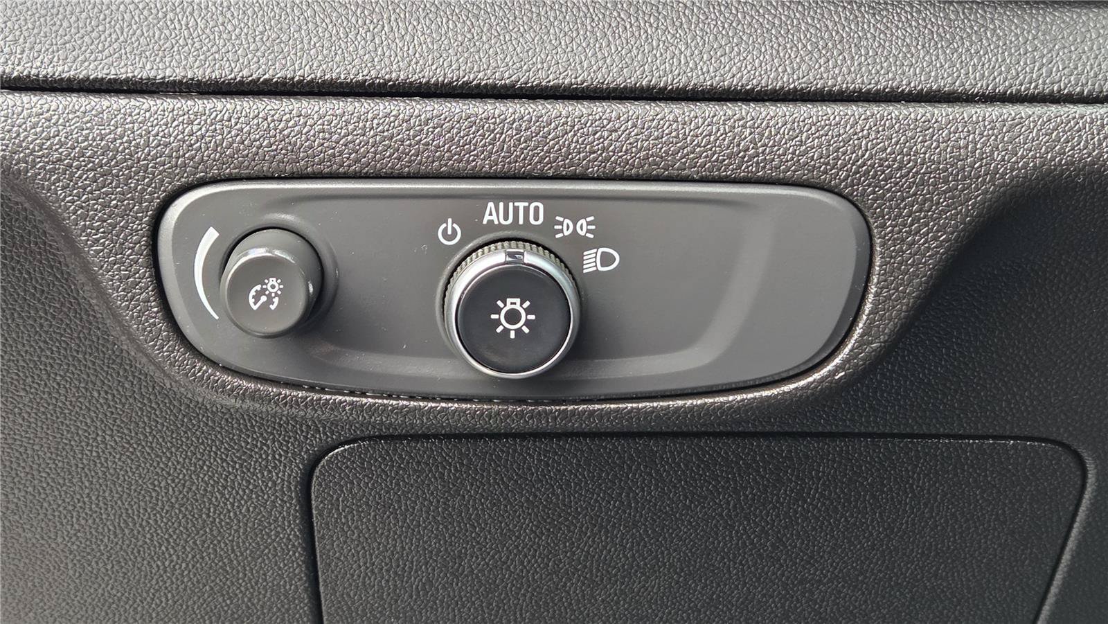 Used 2023 Chevrolet Bolt EUV Premier FWD image 17
