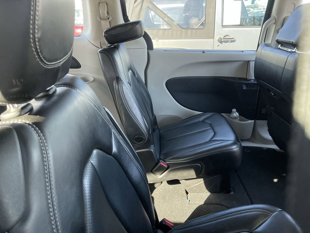 Used 2023 Chrysler Pacifica Touring-L image 9