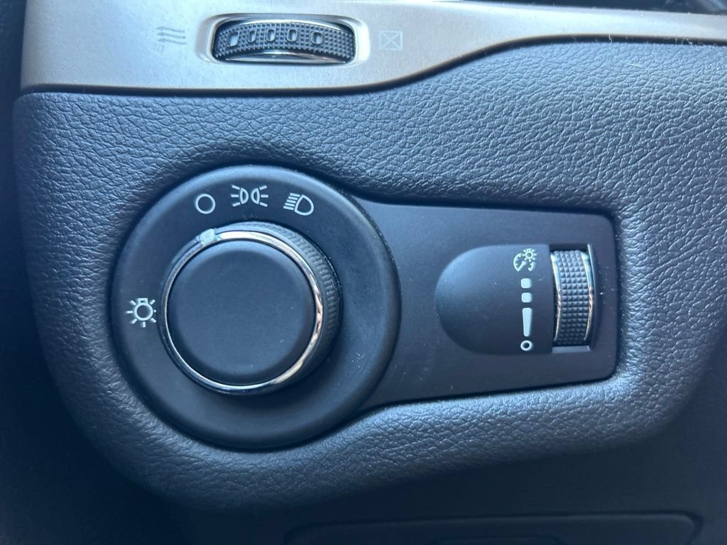 Used 2016 Jeep Cherokee Sport w/ Cold Weather Group AWD/4WD image 25