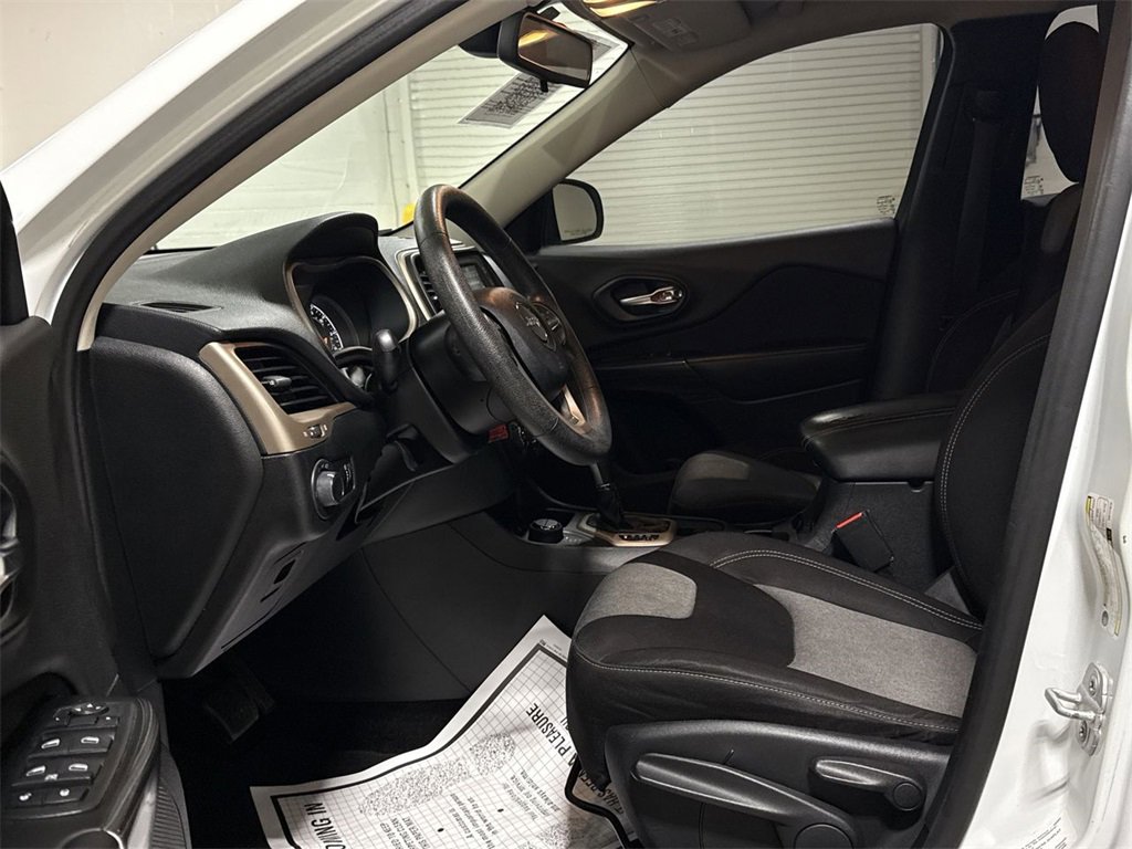 Used 2014 Jeep Cherokee Sport image 17