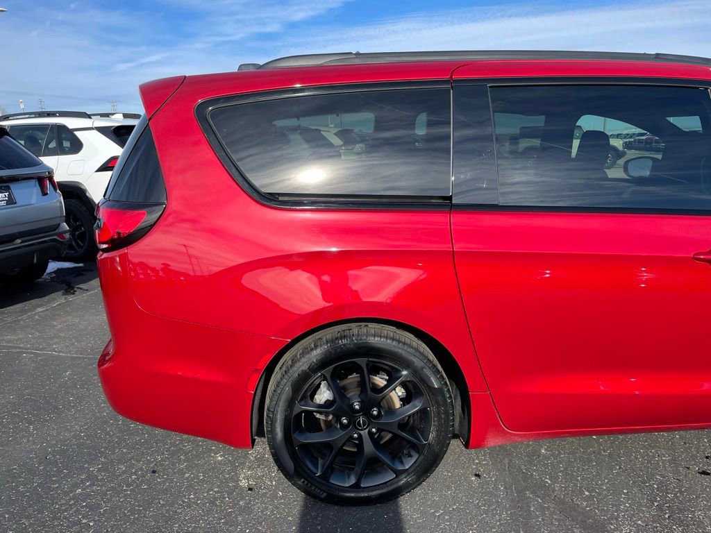 Used 2025 Chrysler Pacifica Limited image 40