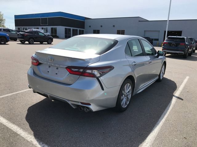 Used 2023 Toyota Camry SE FWD image 2