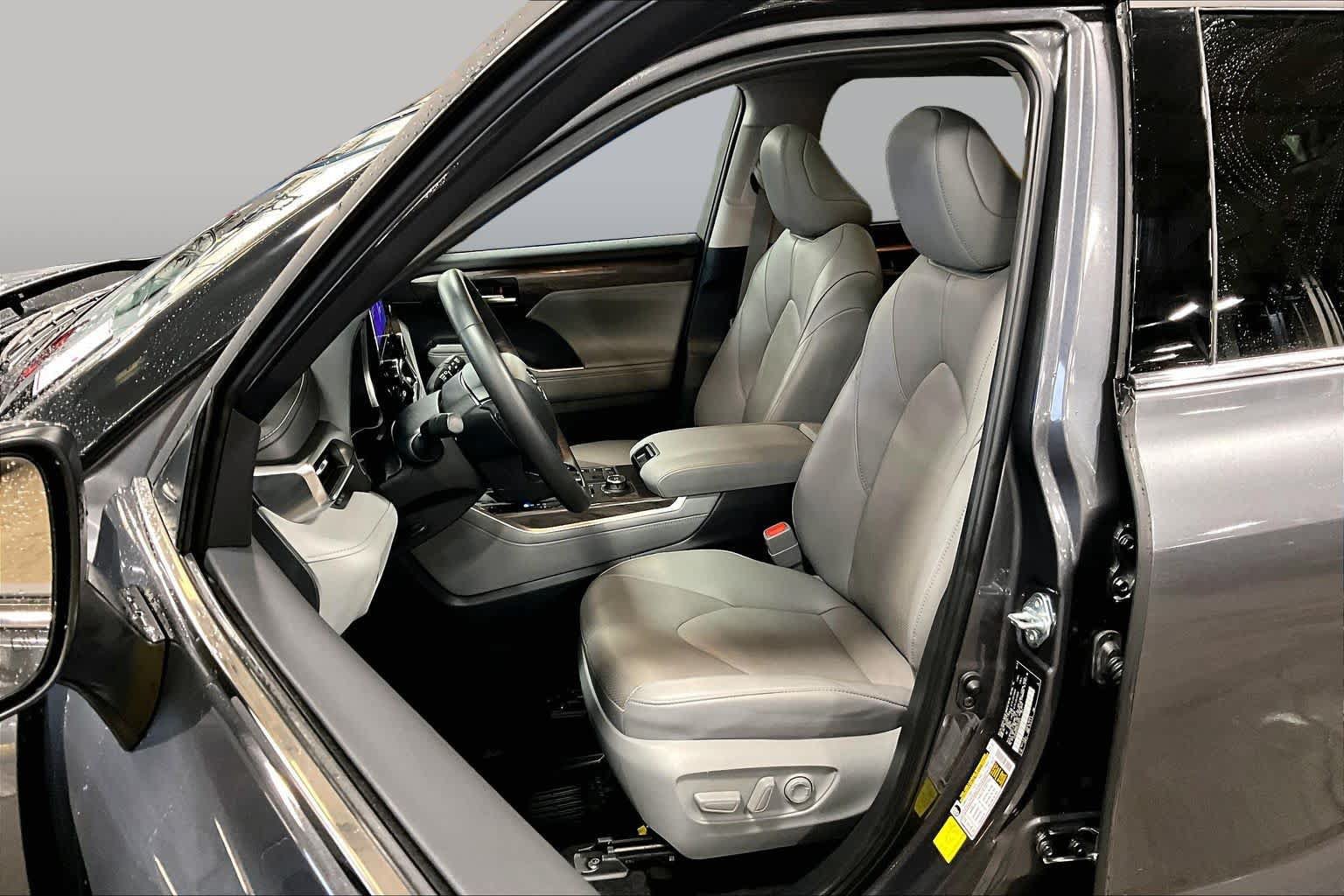 Used 2024 Toyota Highlander Limited AWD/4WD image 9
