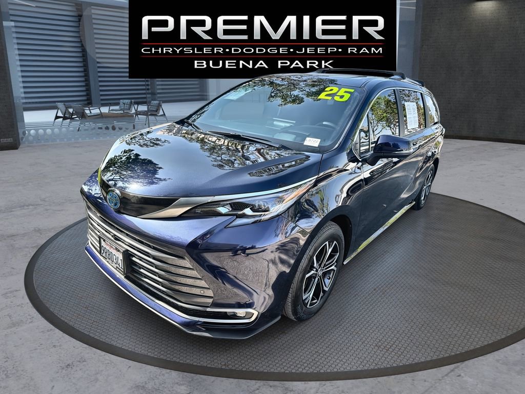 Used 2025 Toyota Sienna Platinum image 1