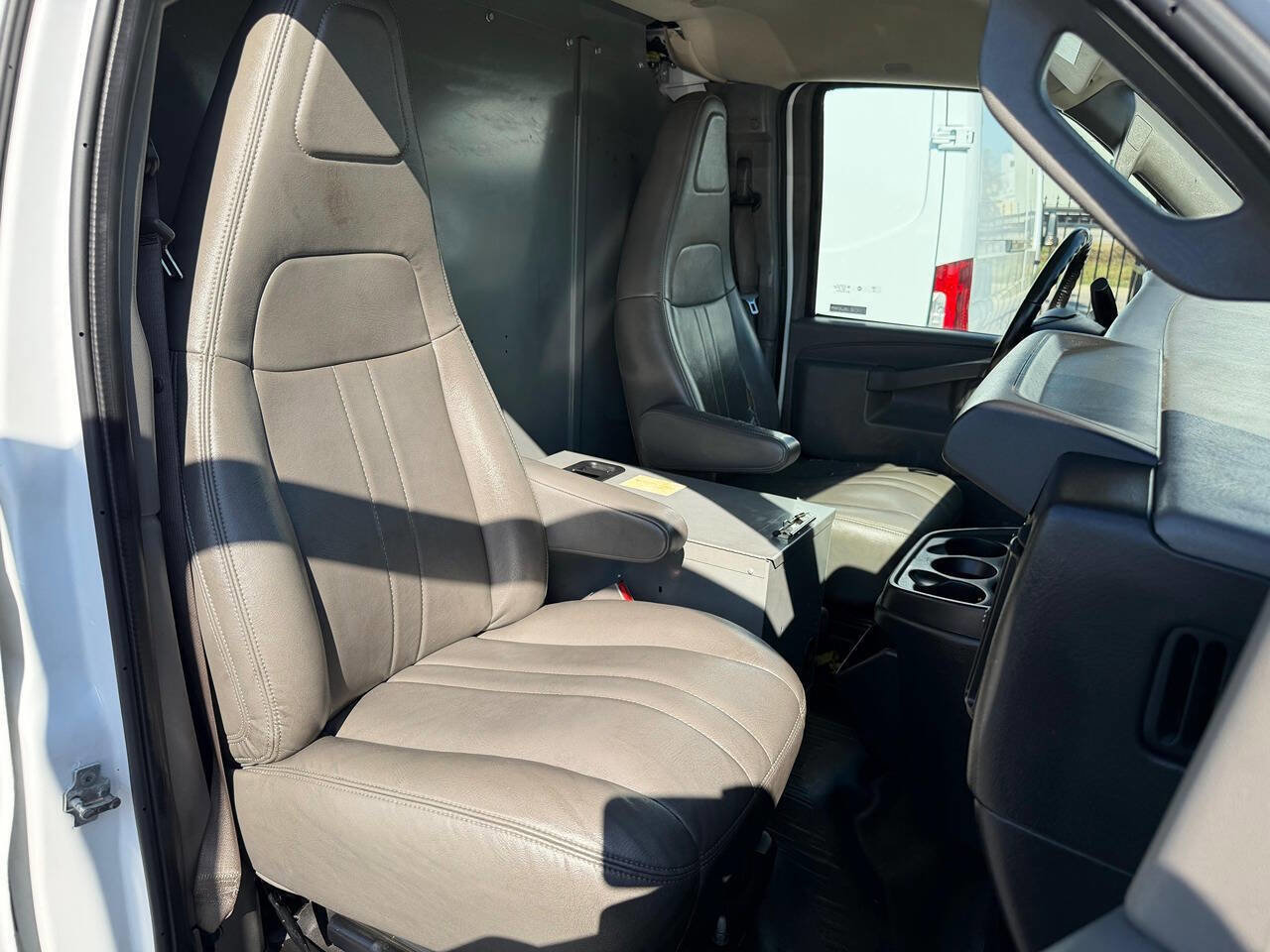 Used 2020 Chevrolet Express 3500 Extended w/ Driver Convenience Package RWD image 9