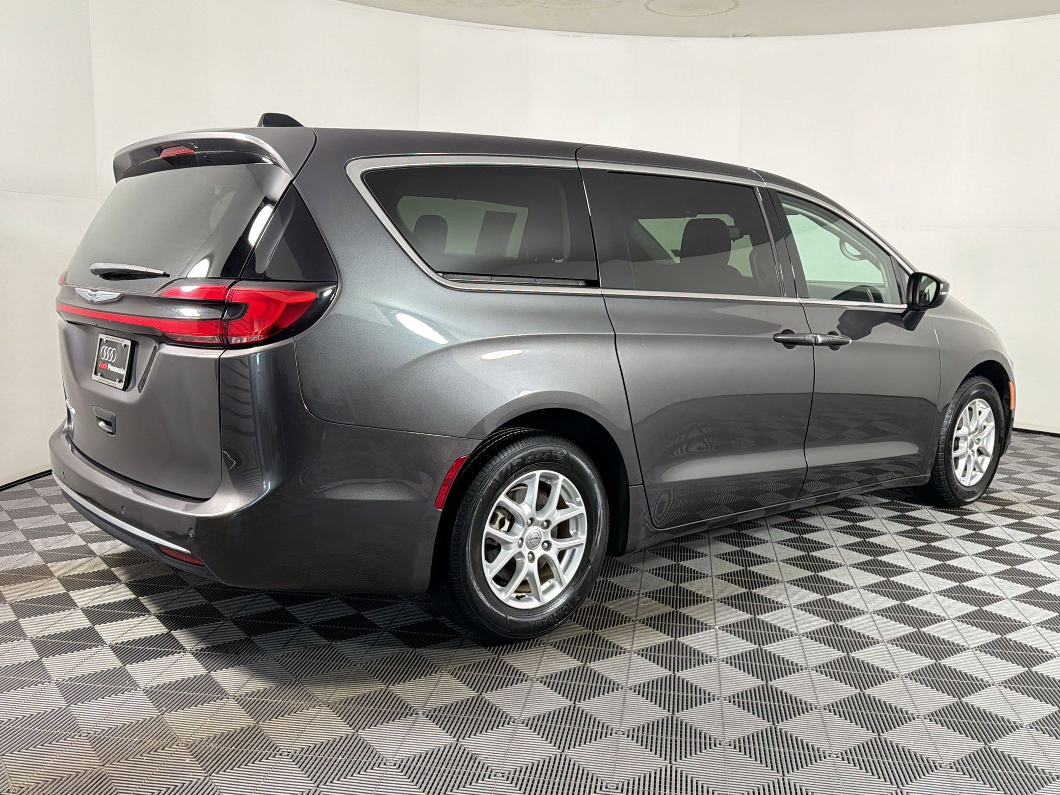 Used 2023 Chrysler Pacifica Touring-L FWD image 6