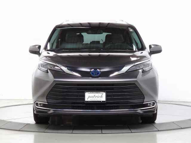 Used 2023 Toyota Sienna XLE image 2