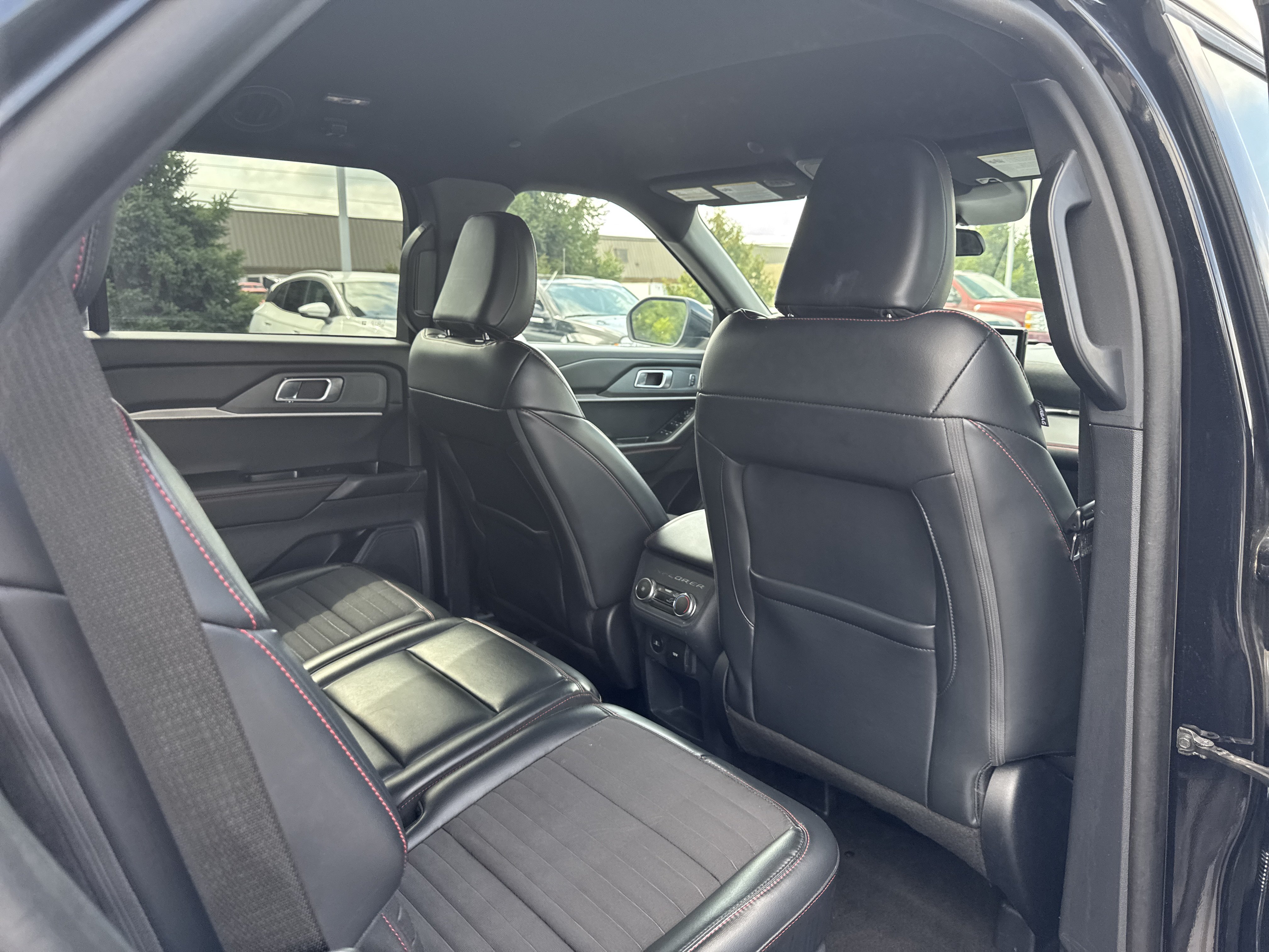 Used 2025 Ford Explorer ST-Line w/ ST-Line Street Pack AWD/4WD image 19