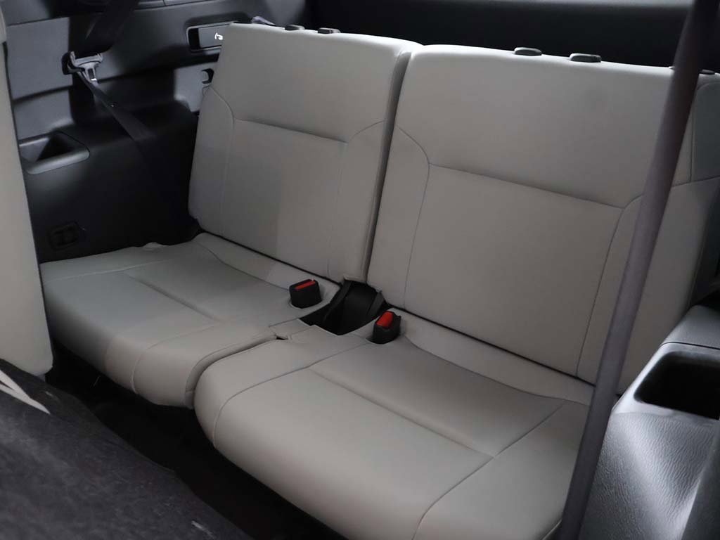 New 2025 Mitsubishi Outlander SE image 32