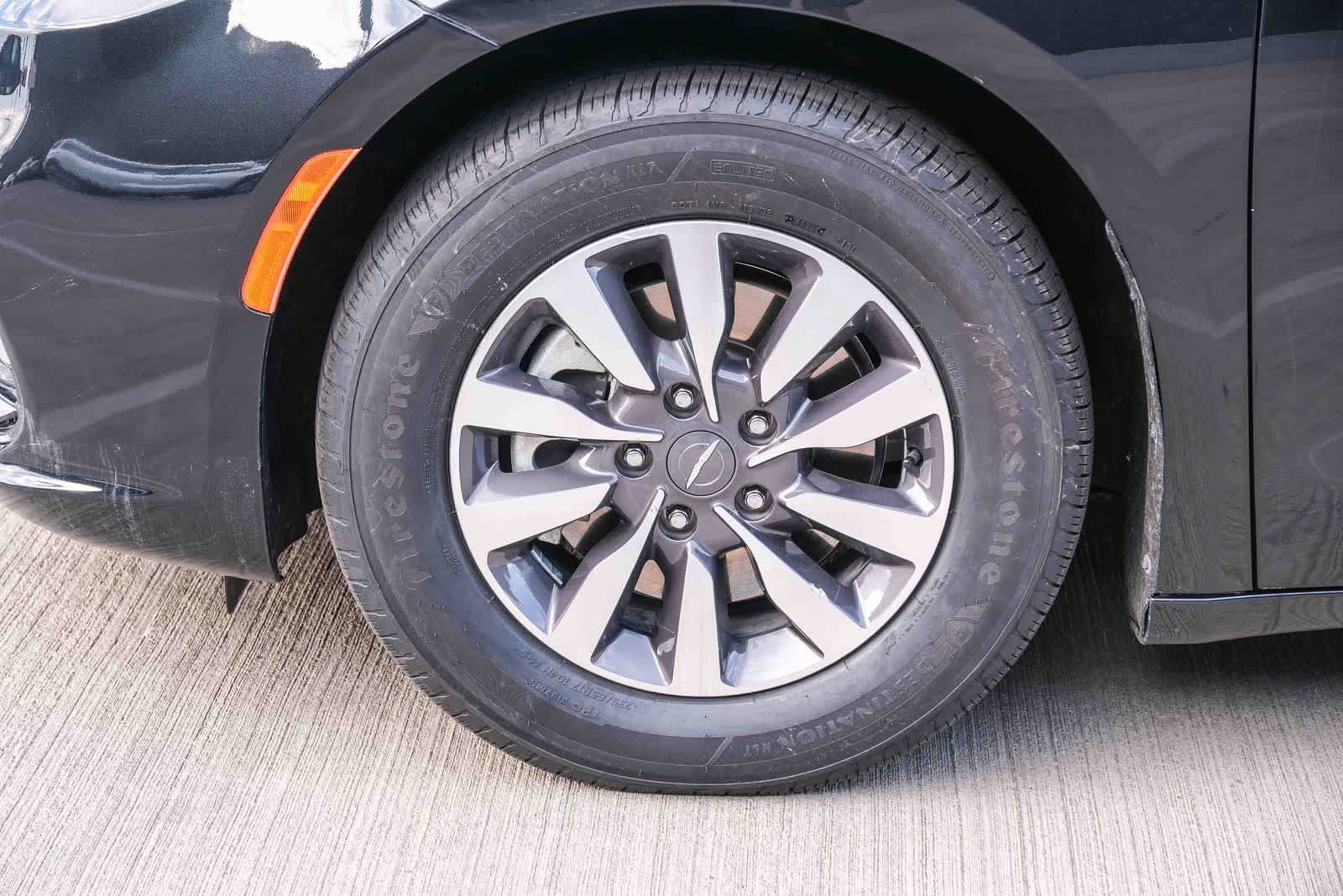 Used 2023 Chrysler Pacifica Touring-L FWD image 10