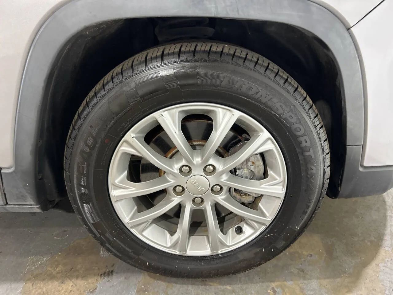 Used 2019 Jeep Cherokee Latitude w/ Popular Appearance Group FWD image 32