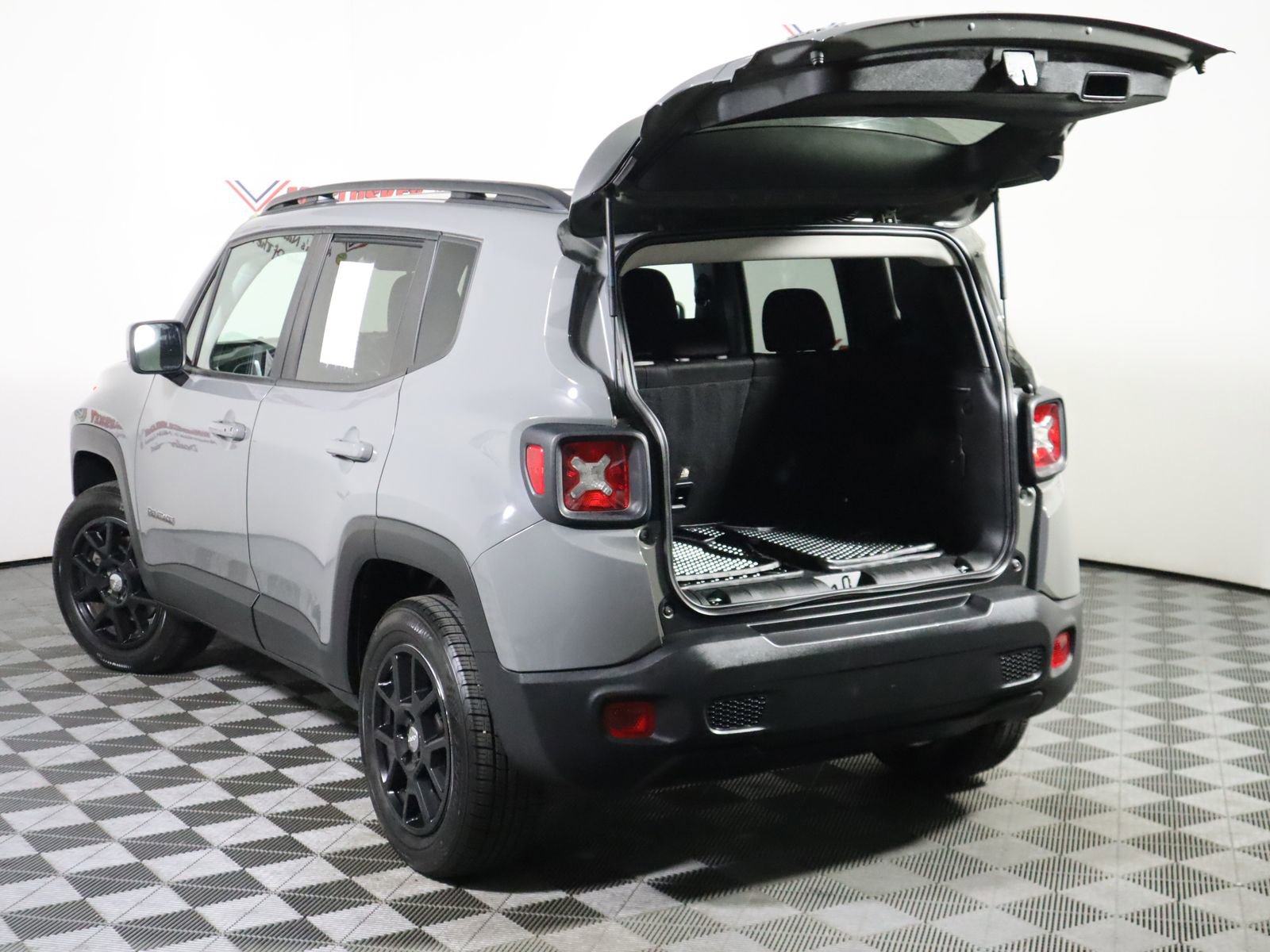 Used 2020 Jeep Renegade Latitude w/ Cold Weather Group image 13