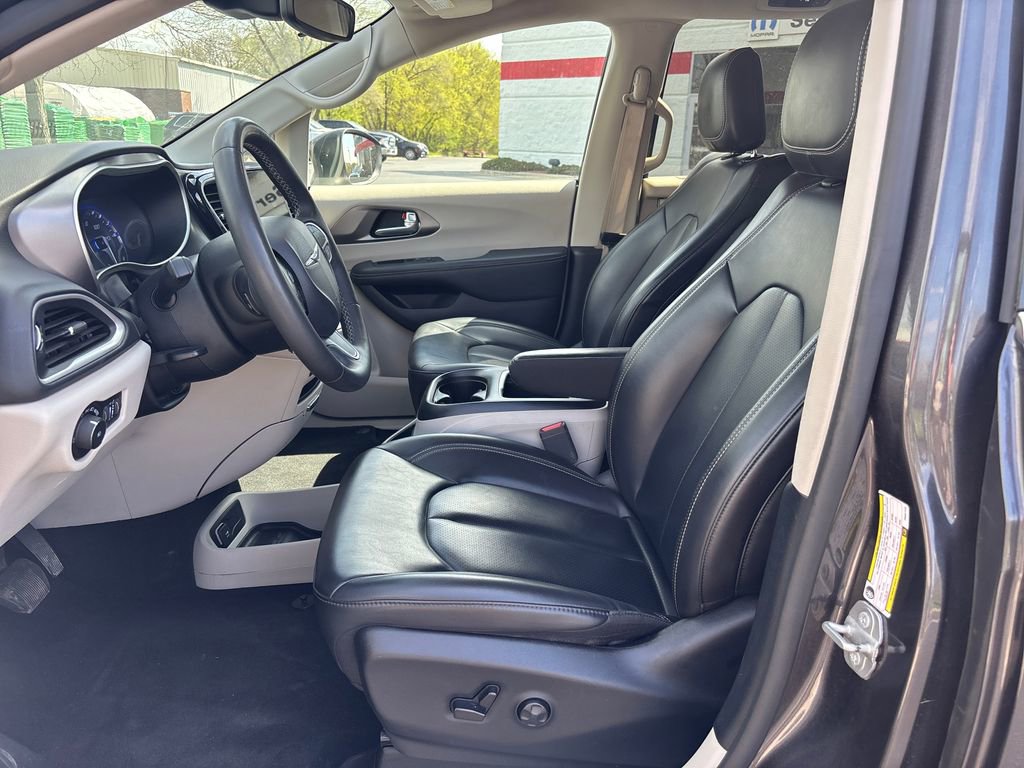 Used 2023 Chrysler Pacifica Touring-L image 11