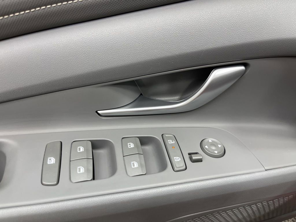 Used 2025 Hyundai Elantra SEL image 9