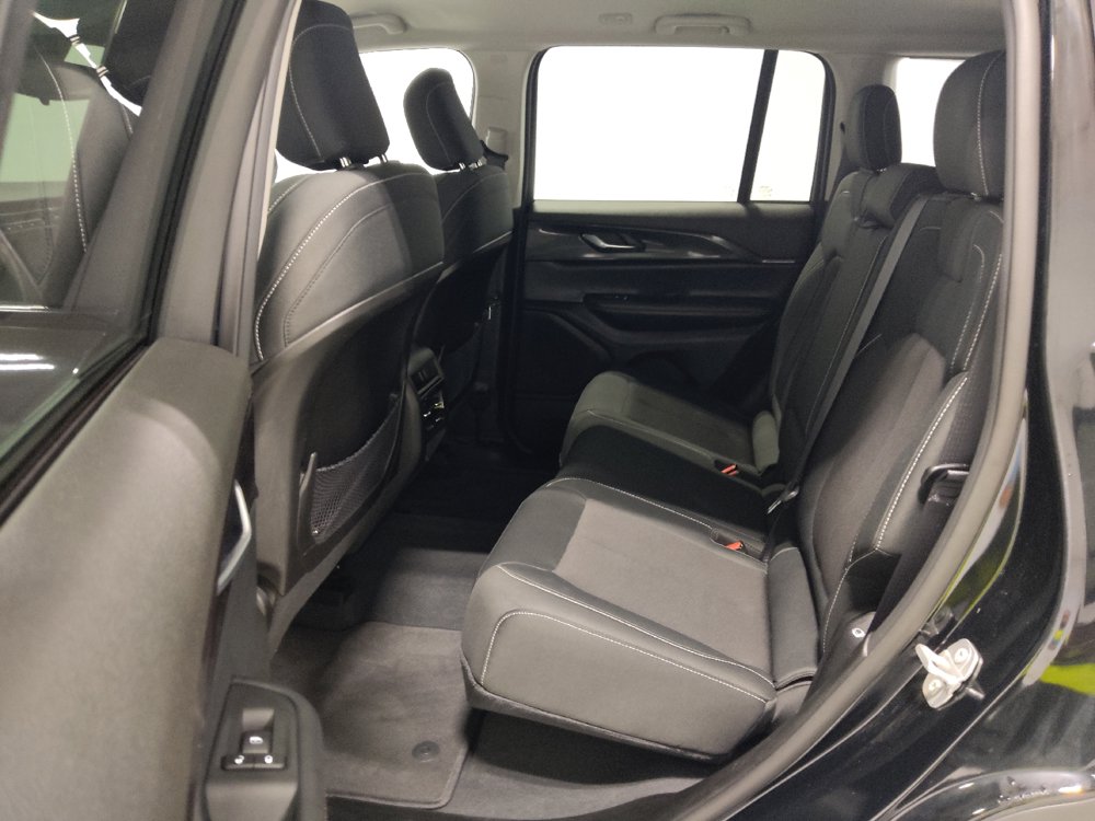 Used 2023 Jeep Grand Cherokee Laredo AWD/4WD image 18