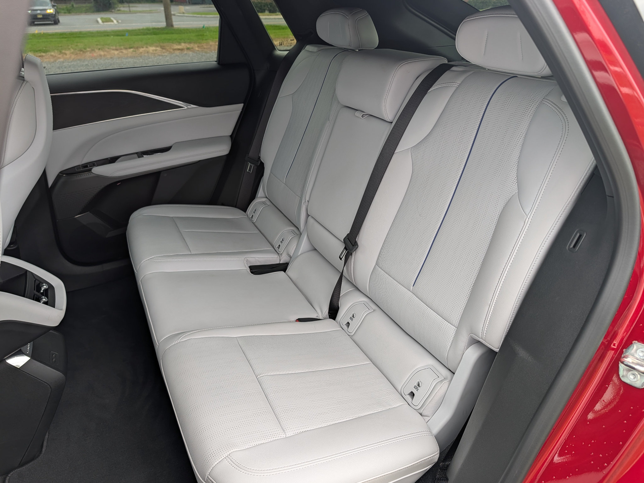 Used 2024 Cadillac Lyriq Luxury AWD/4WD image 18