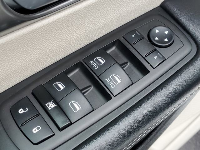 Used 2024 Chrysler Pacifica Touring-L FWD image 28