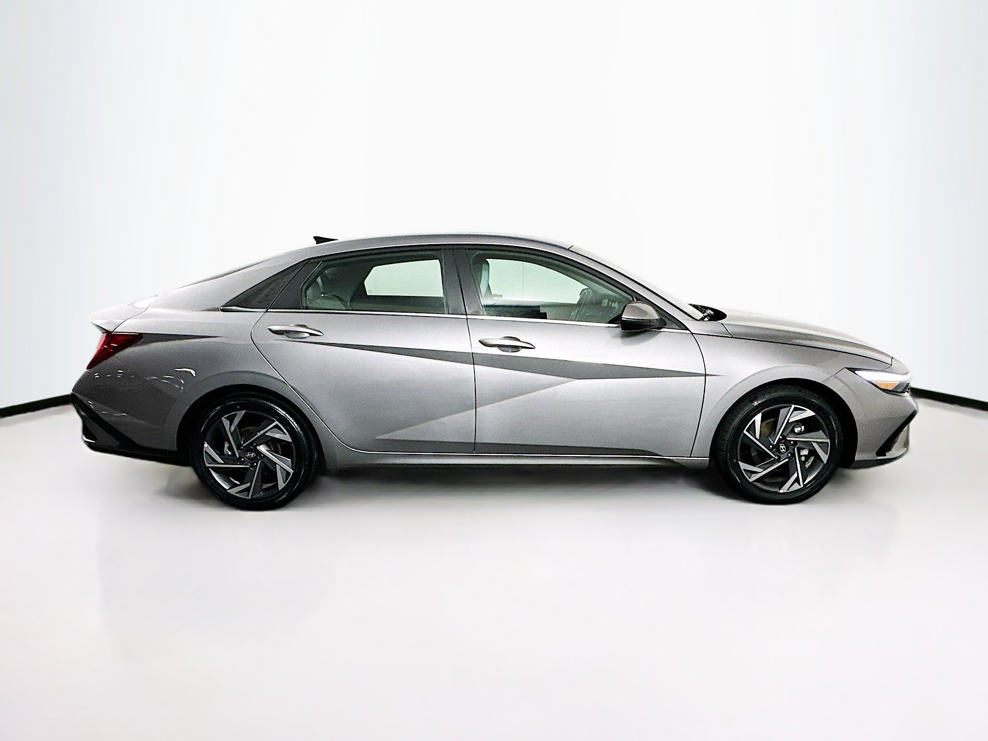 Used 2025 Hyundai Elantra Limited image 10