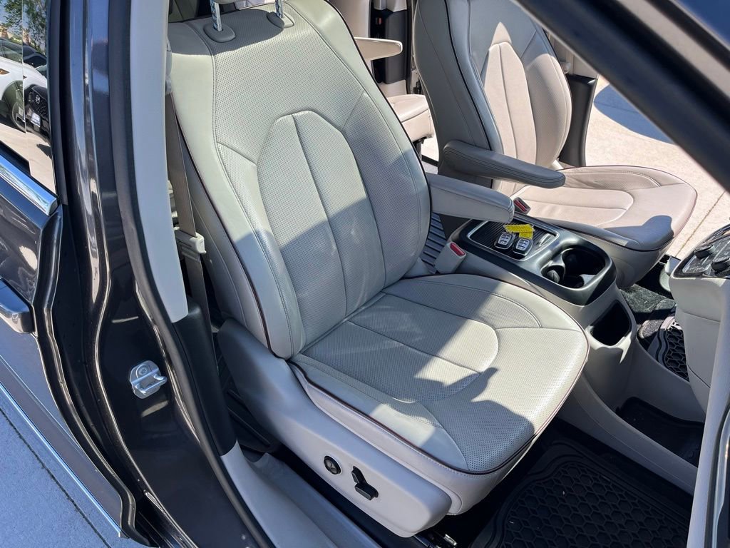 Used 2018 Chrysler Pacifica Limited w/ Tire & Wheel Group FWD image 19