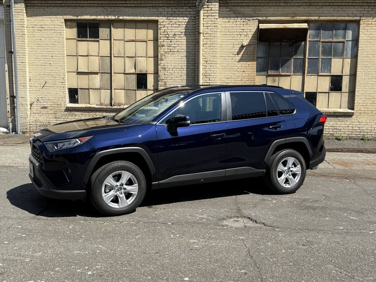 Used 2020 Toyota RAV4 XLE w/ Convenience Package AWD/4WD image 3