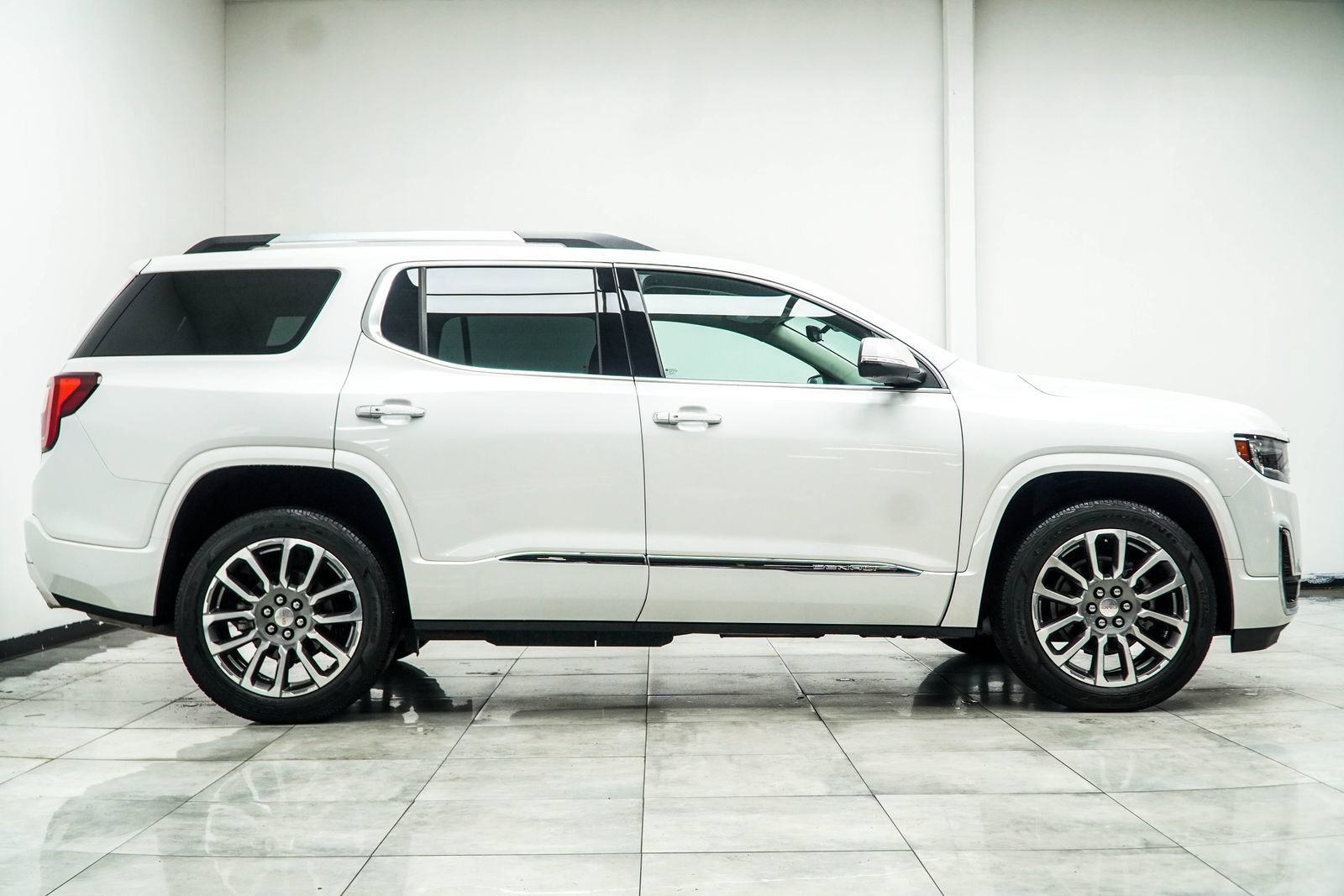Used 2021 GMC Acadia Denali w/ Denali Technology Package FWD image 8