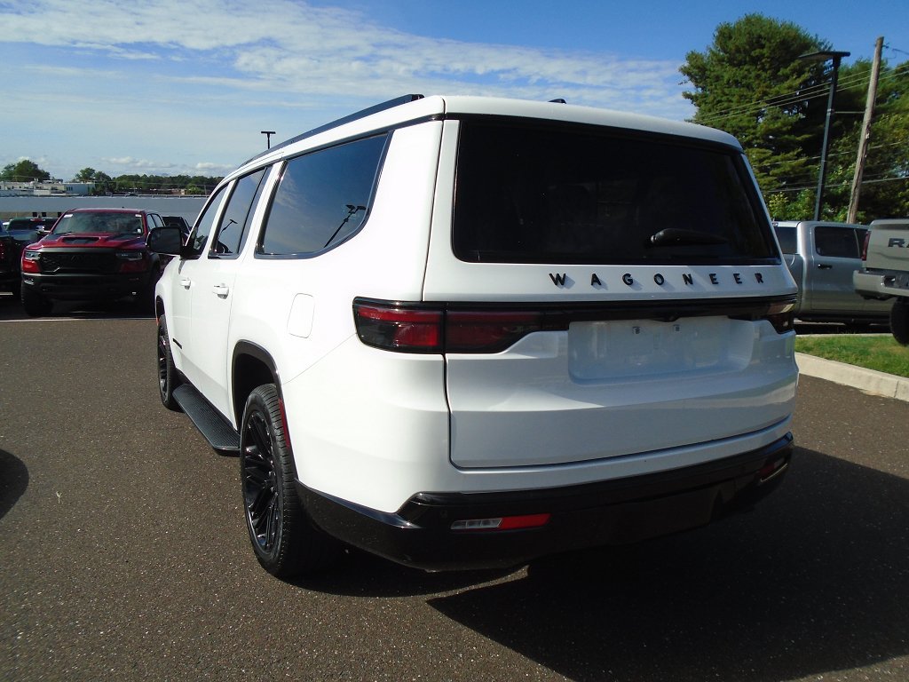 Used 2025 Jeep Wagoneer L Series II w/ Convenience Group I AWD/4WD image 4