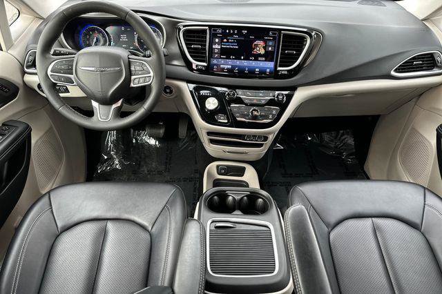 Certified 2024 Chrysler Pacifica Touring-L FWD image 4