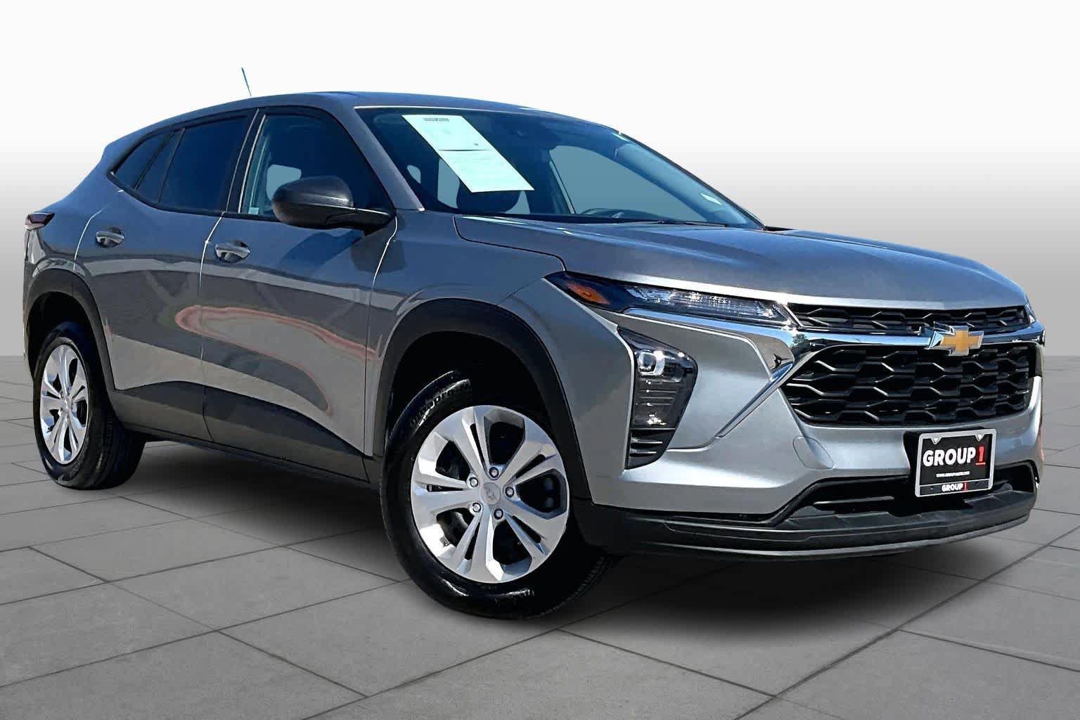 Used 2025 Chevrolet Trax LS image 3
