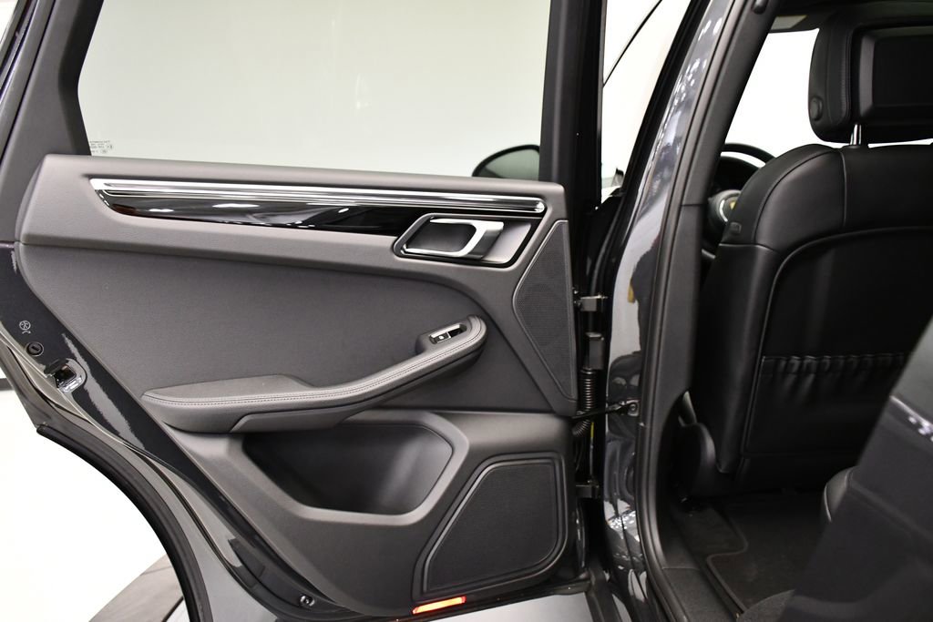 Certified 2025 Porsche Macan Turbo AWD/4WD image 41