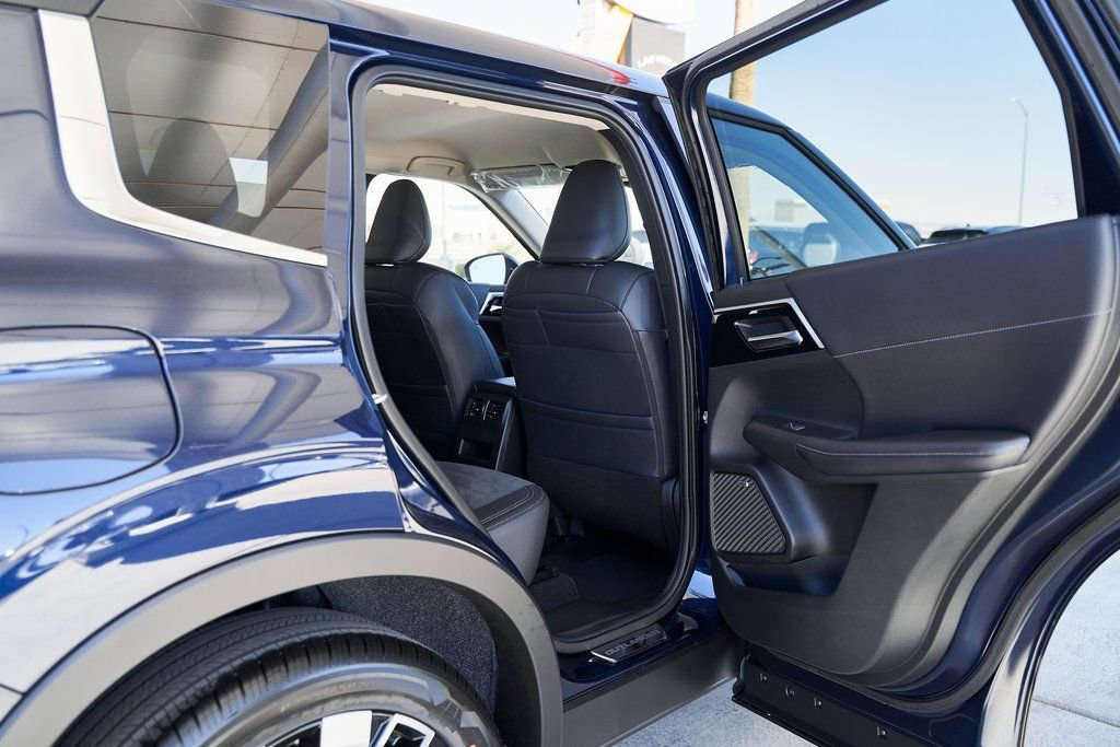 Used 2025 Mitsubishi Outlander SE FWD image 14