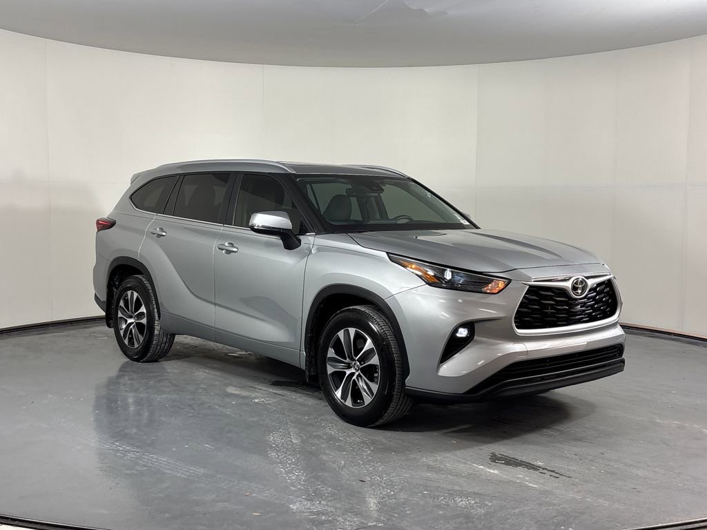 Used 2024 Toyota Highlander XLE FWD image 2