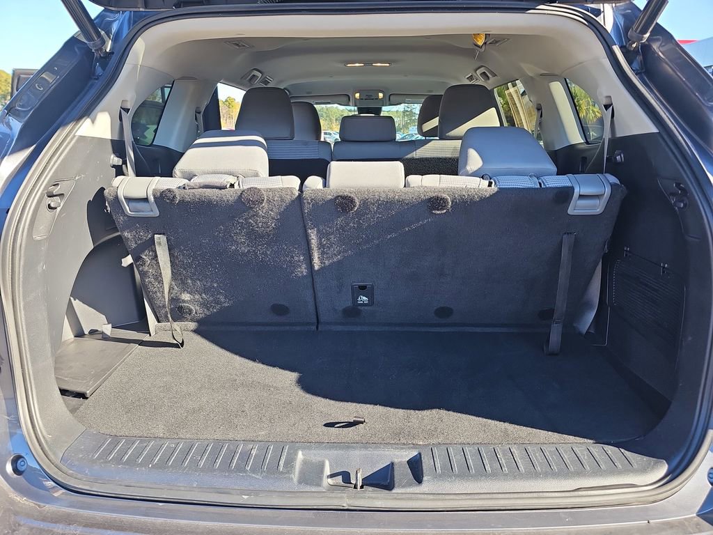 Used 2023 Toyota Highlander L image 16