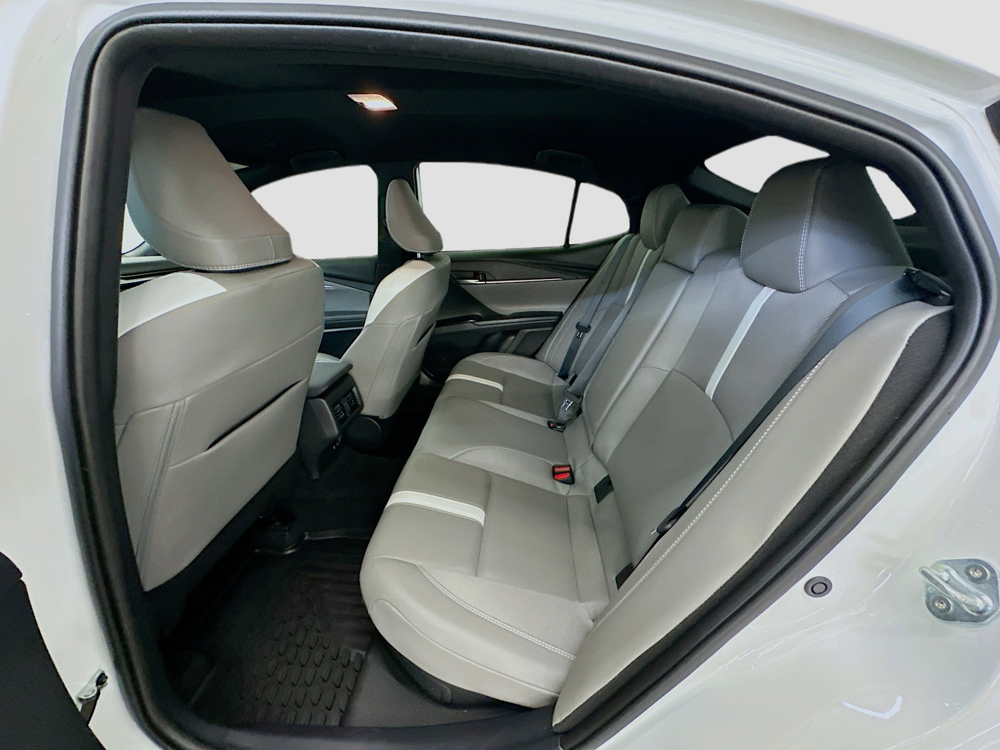 Used 2025 Toyota Camry SE FWD image 29