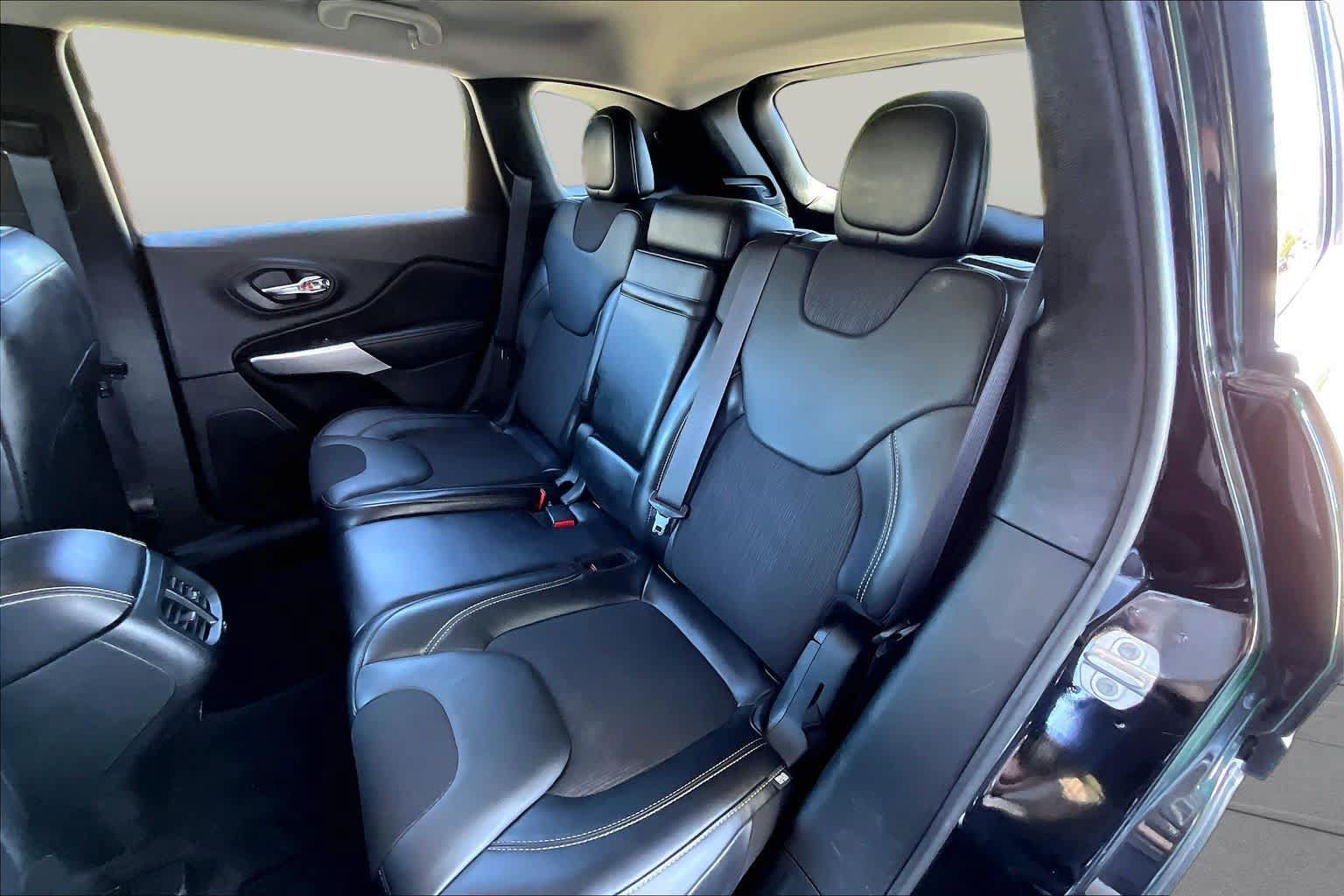 Used 2018 Jeep Cherokee Latitude Plus AWD/4WD image 21