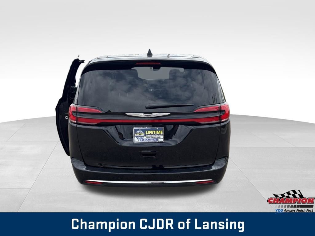 Used 2025 Chrysler Pacifica Select FWD image 9