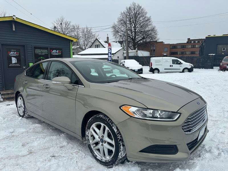 Used 2015 Ford Fusion SE image 2