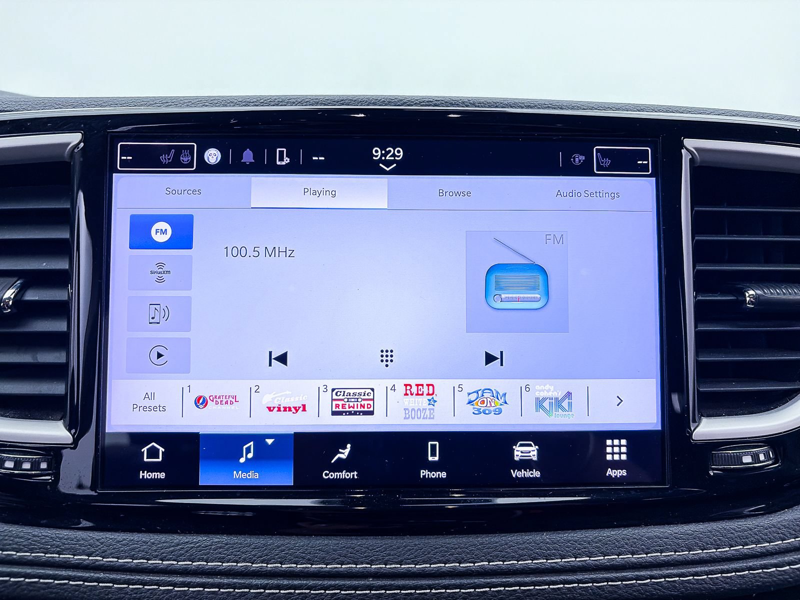 Used 2023 Chrysler Pacifica Touring-L AWD/4WD image 18