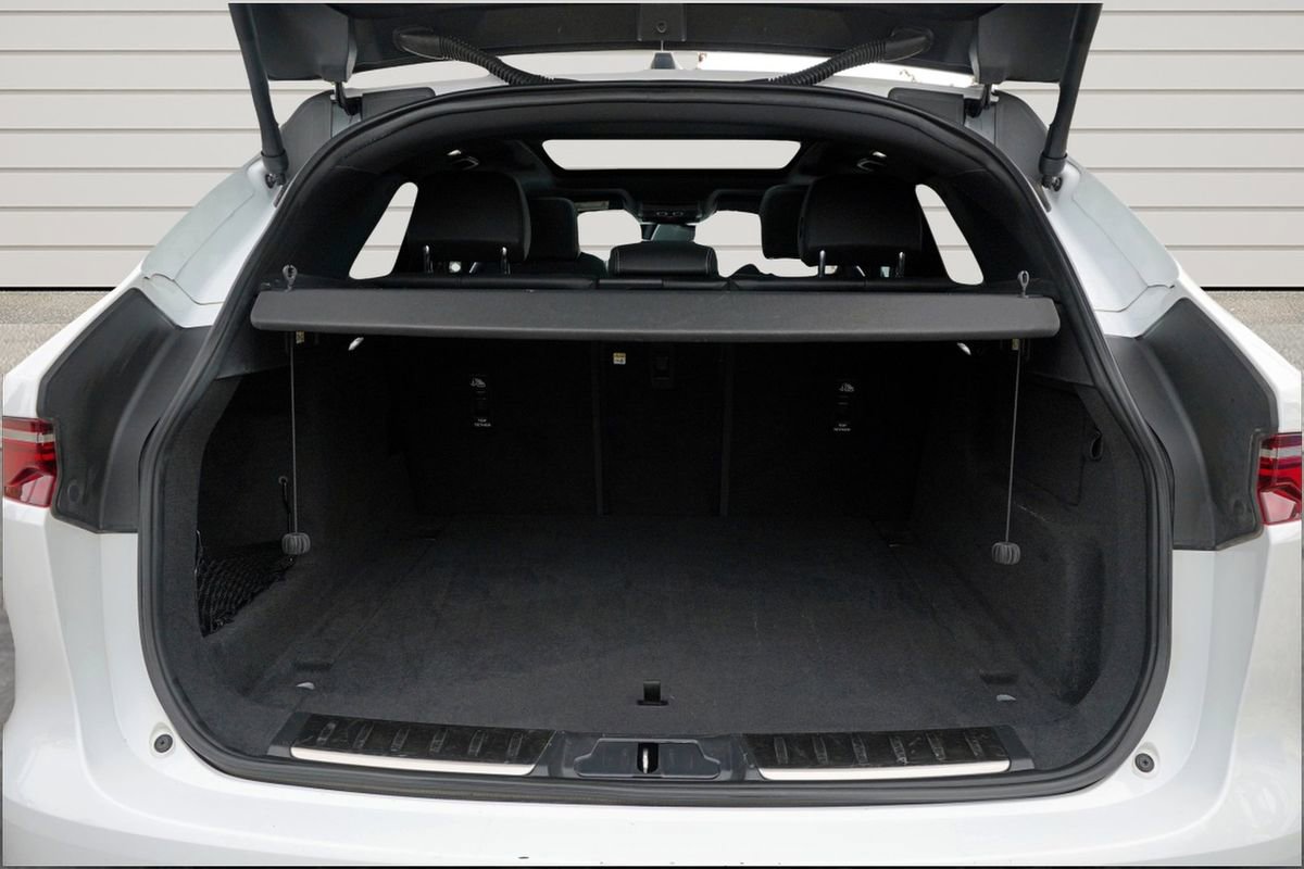 Used 2024 Jaguar F-PACE R-Dynamic S image 10