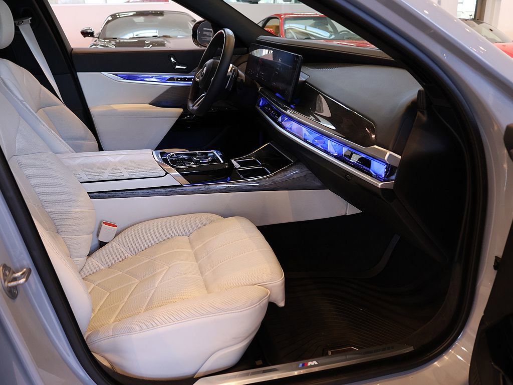 Used 2024 BMW 760i xDrive w/ Premium Package 2 image 55