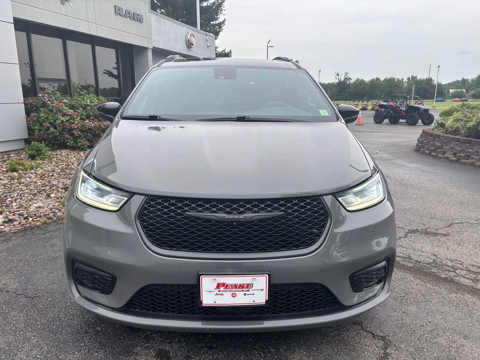 Used 2025 Chrysler Pacifica Limited FWD image 12