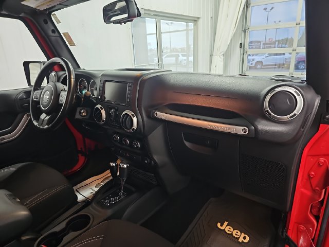 Used 2015 Jeep Wrangler Unlimited Sahara w/ Connectivity Group AWD/4WD image 27